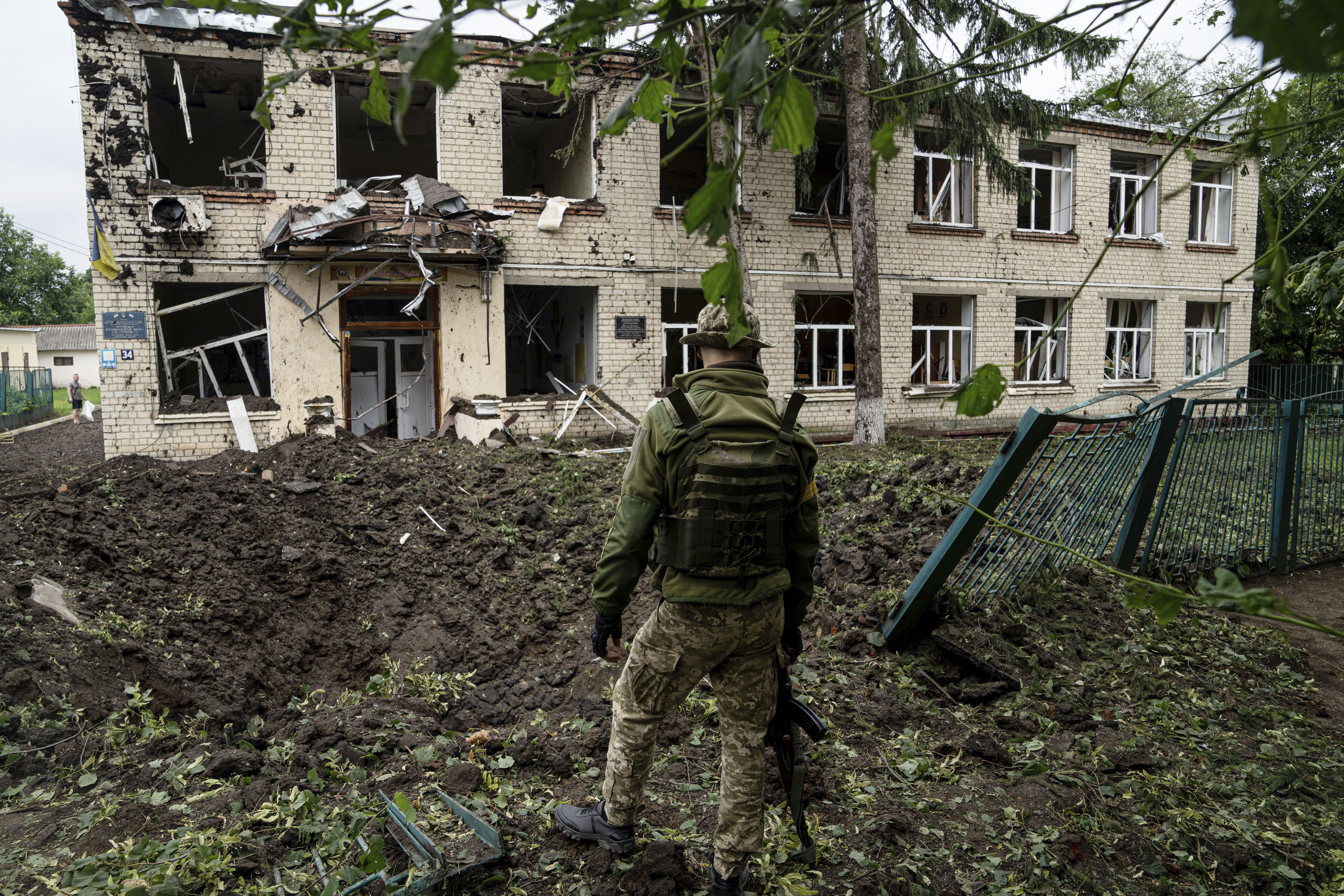 Украинский солдат на месте обстрела в Чугуеве, Харьковская область. 16 июля 2022 года. Фото AP Photo/Evgeniy Maloletka/Scanpix/LETA