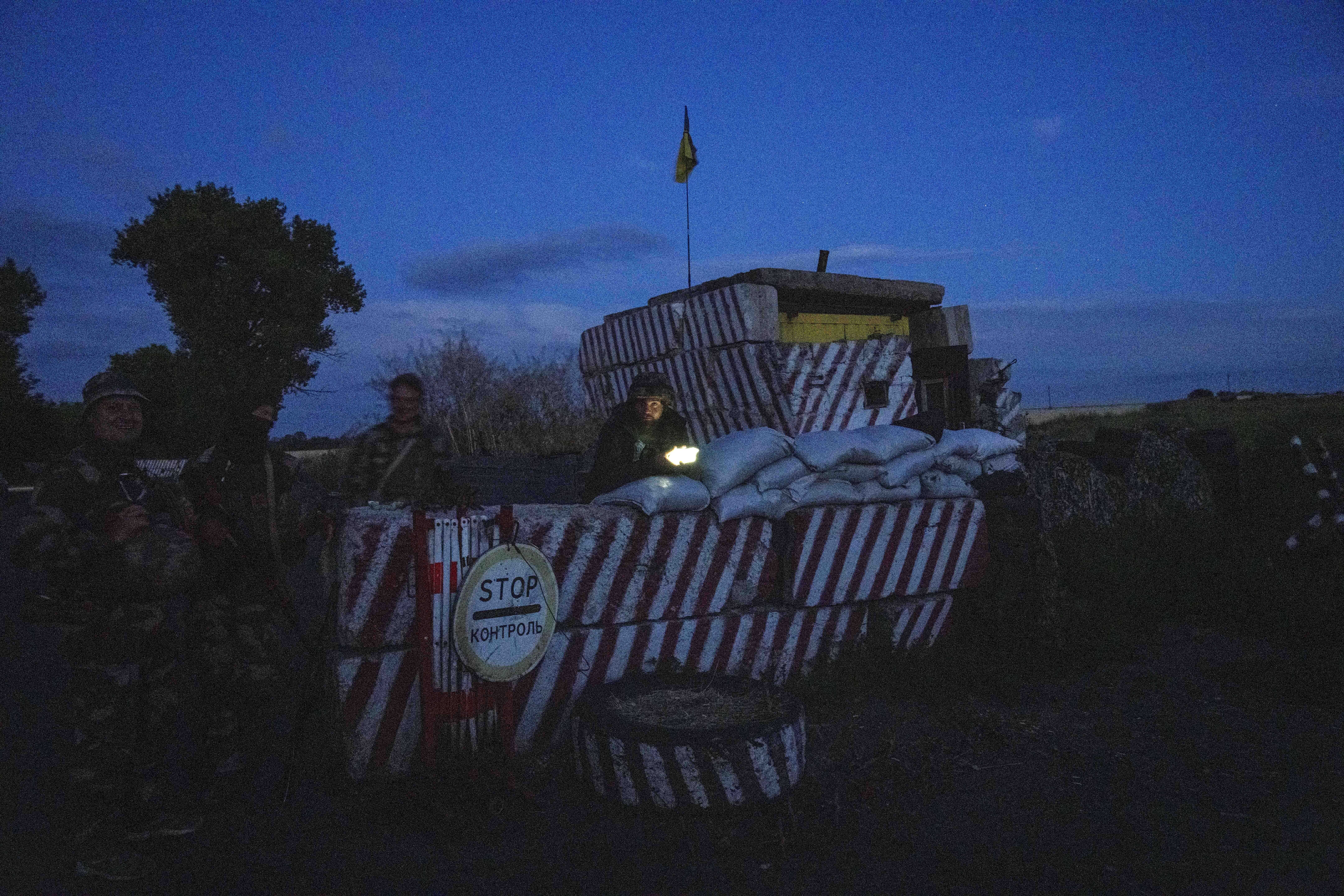 Украинские военнослужащие на КПП во время ночного комендантского часа в Донецкой области. 22 июля 2022 года. Фото AP Photo/Nariman El-Mofty/Scanpix/LETA