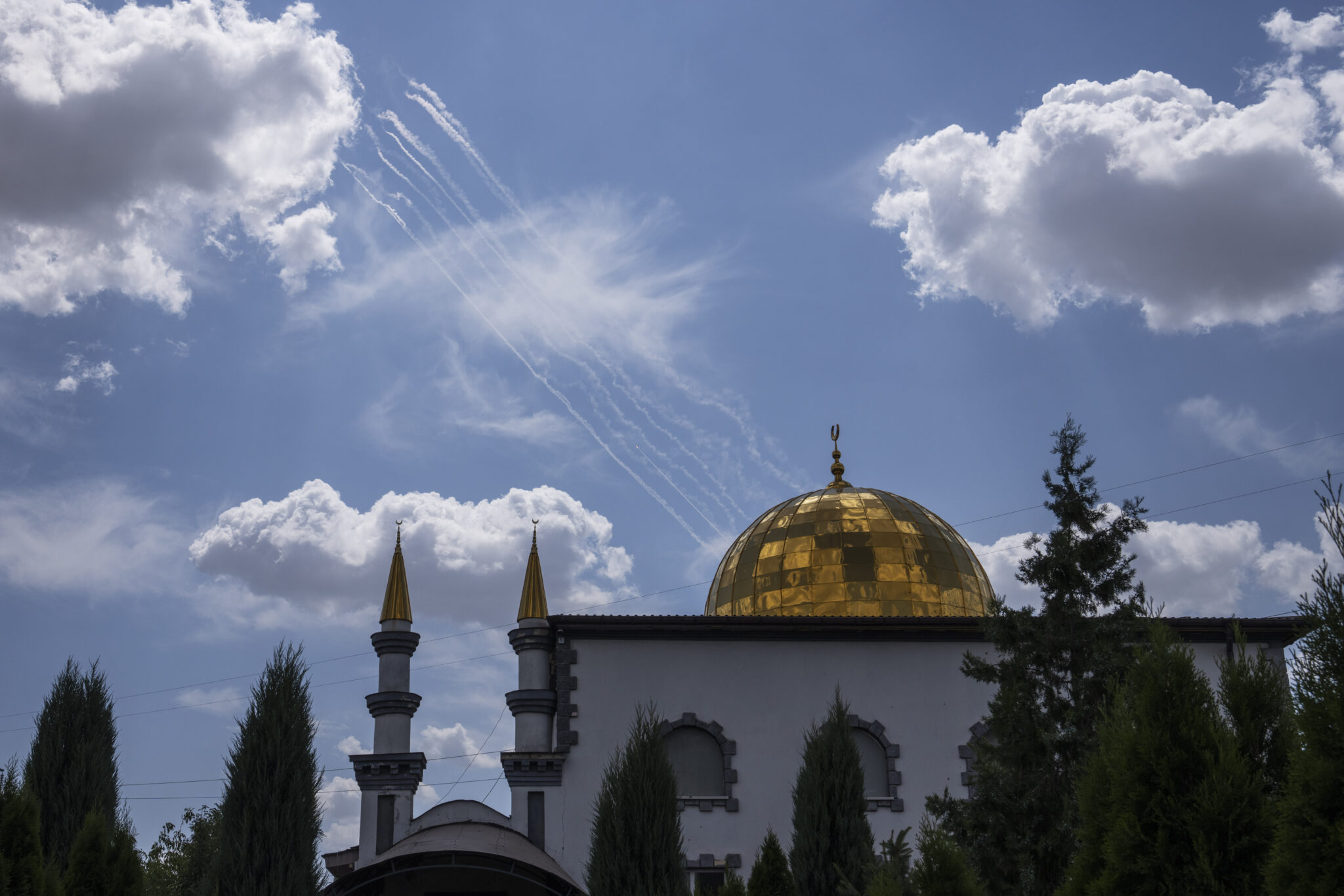 Пуск ракет возле мечети Медина в первый день Курбан-байрам. Константиновка. 9 июля 2022 года. Фото AP Photo/Nariman El-Mofty/Scanpix/LETA
