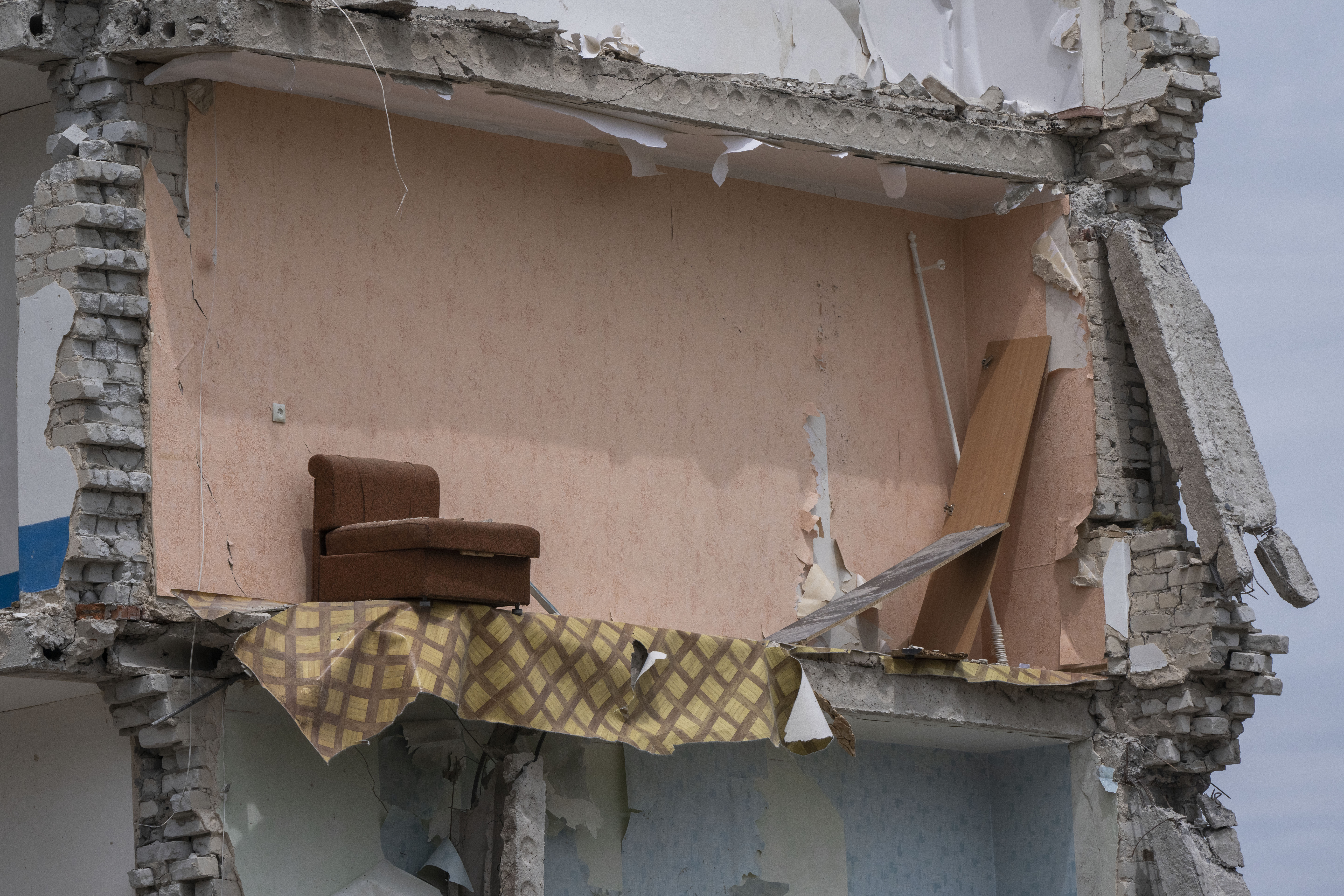 Разрушенный ударом жилой дом. Часовой Яр, Донецкая область. 10 июля 2022 года. Фото AP/Nariman El-Mofty/Scanpix/LETA