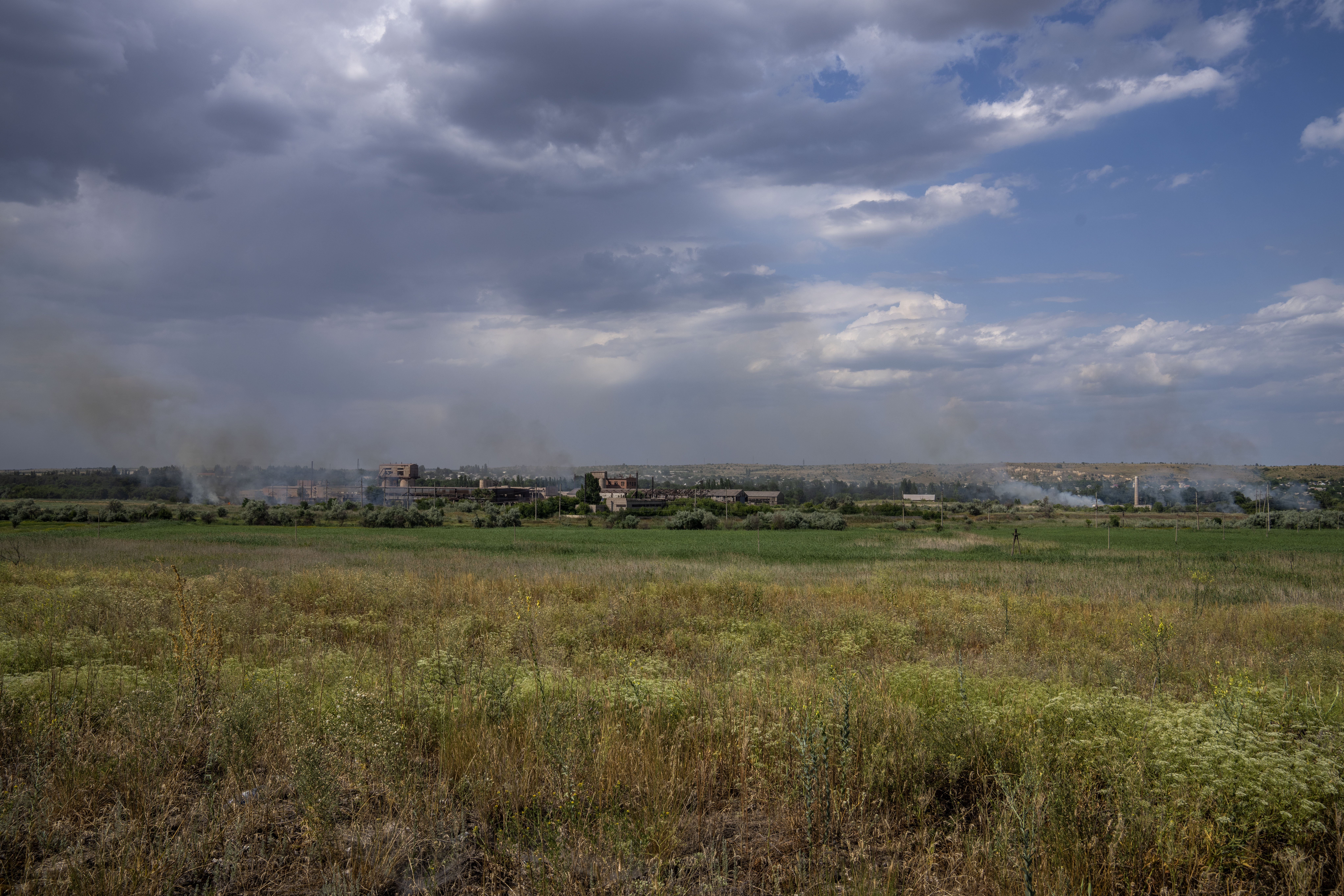 Дым над Константиновкой после обстрелов. 9 июля 2022 года. Фото AP Photo/Nariman El-Mofty/Scanpix/LETA