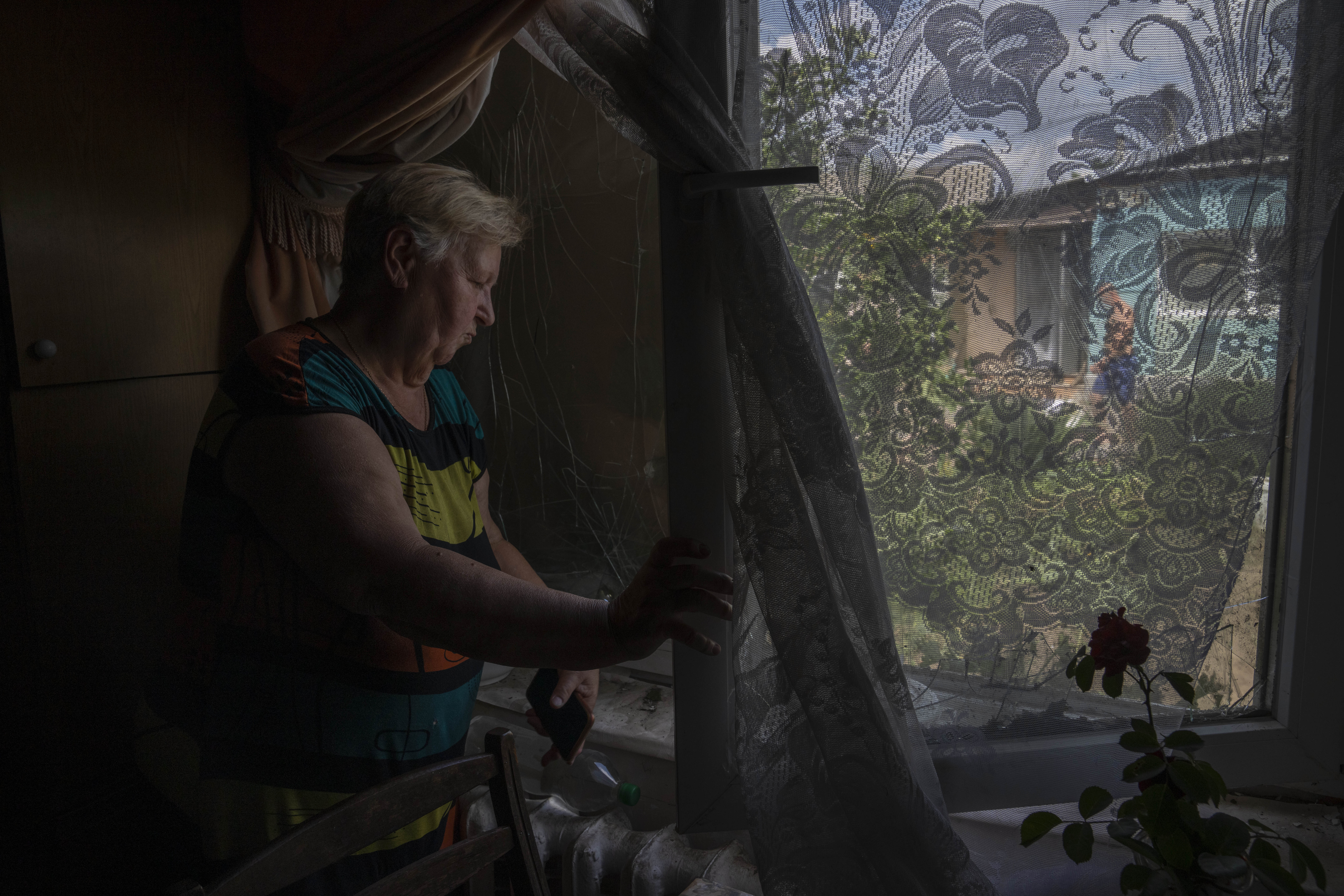 Женщина в своей квартире, поврежденной в результате удара по Константиновке. 9 июля 2022 года. Фото AP Photo/Nariman El-Mofty/Scanpix/LETA