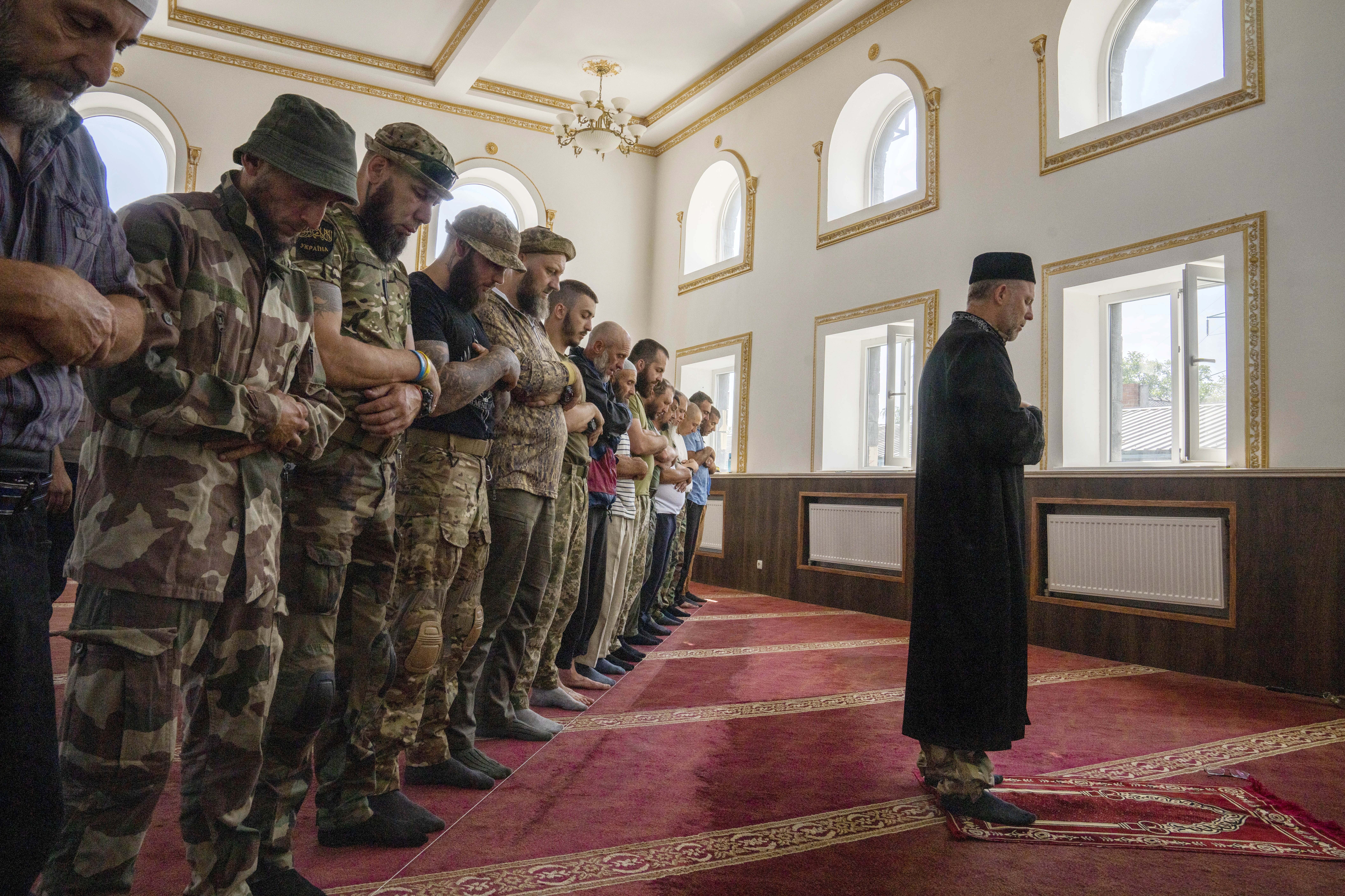 Молитва в первый день Курбан-байрама в мечети Медина, Константиновка. 9 июля 2022 года. Фото AP Photo/Nariman El-Mofty/Scanpix/LETA