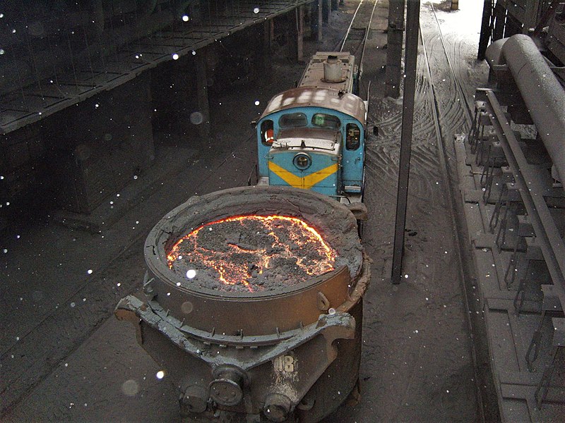 Шлаковоз в доменном цехе Нижнетагильского металлургического комбината, входящего в группу Evraz. Фото Wikipedia/Вячеслав Бухаров CC BY-SA 4.0.