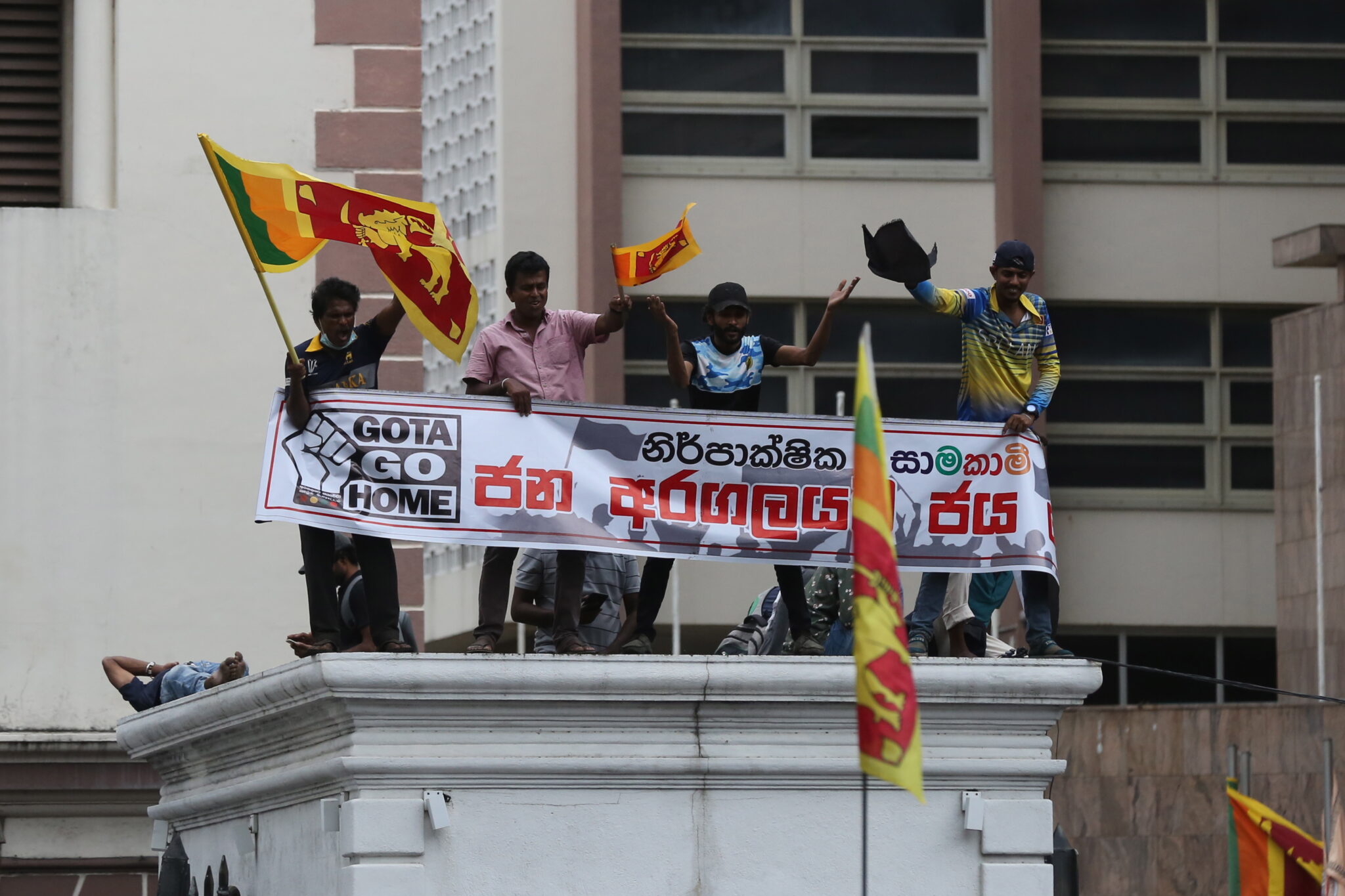 Протестующие напротив резиденции президента Шри-Ланки. Фото  EPA/CHAMILA KARUNARATHNE/Scanpix/Leta.