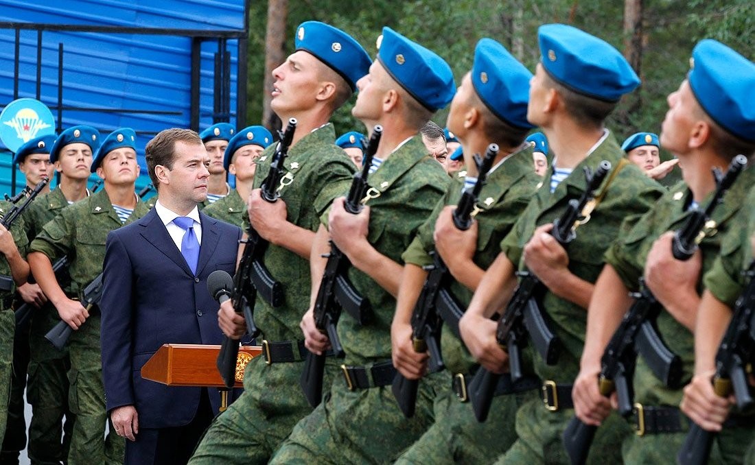 Церемония вручения Боевого знамени 11-й десантно-штурмовой бригаде 24 августа 2011 года. Фото Kremlin.ru