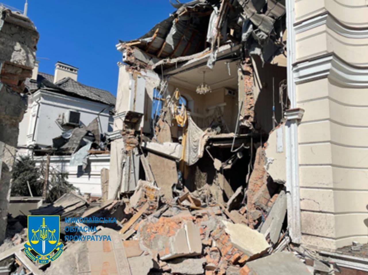 Дом Алексея Вадатурского после обстрела. Фото пресс-службы Николаевской областной прокуратуры.
