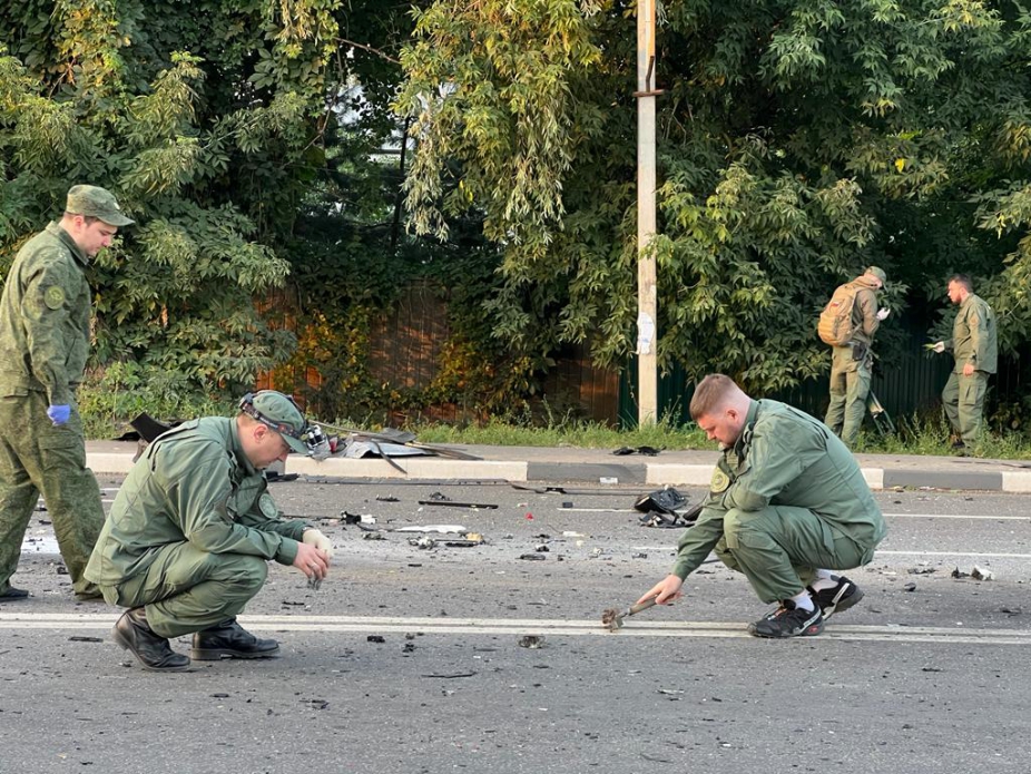 Следователи работают на месте взрыва машины Дарьи Дугиной. Фото пресс-служба Следственного комитета России.