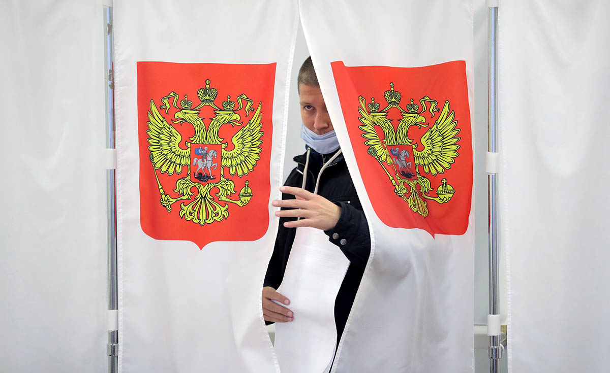 Голосование на избирательном участке. Фото MAXIM SHIPENKOV/EPA/Scanpix/Leta