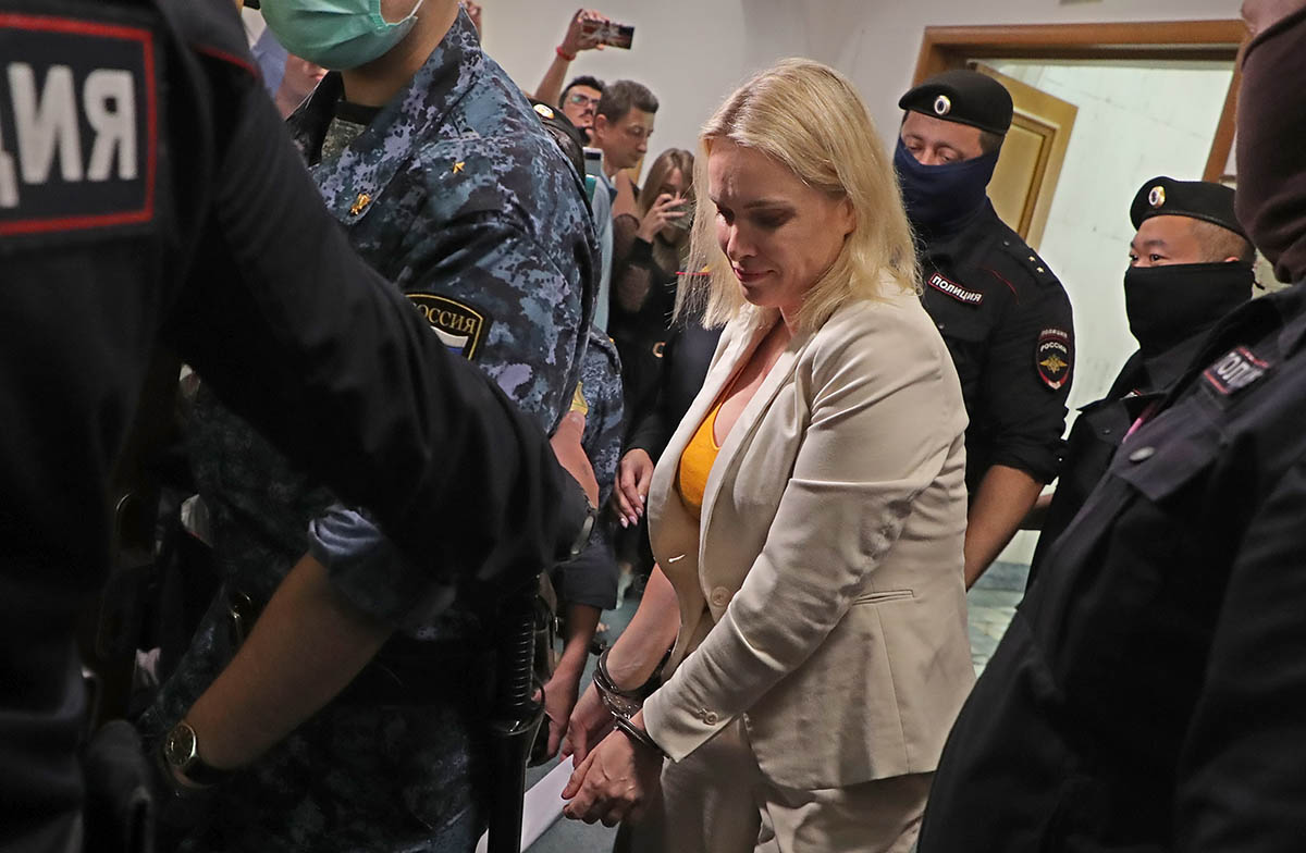 Марина Овсянникова перед слушанием в Басманном районном суде Москвы, 11 августа 2022. Фото MAXIM SHIPENKOV/EPAScanpix/Leta