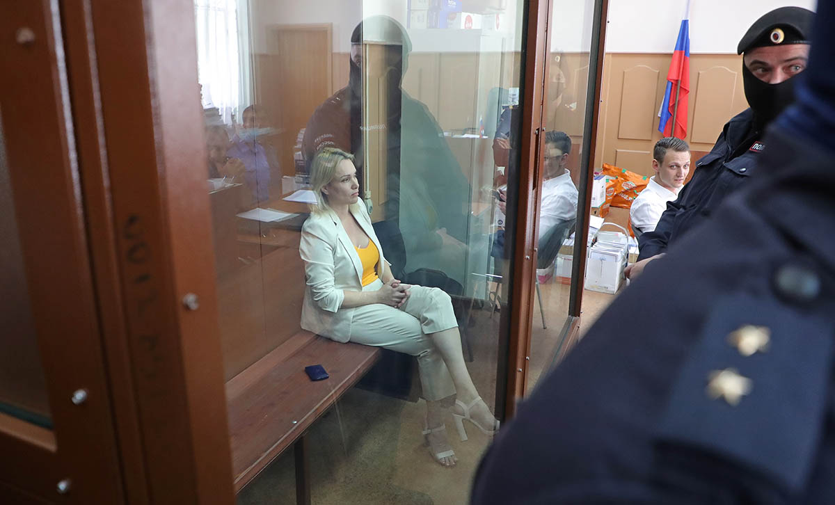 Марина Овсянникова перед слушанием в Басманном районном суде Москвы, 11 августа 2022. Фото MAXIM SHIPENKOV/EPAScanpix/Leta