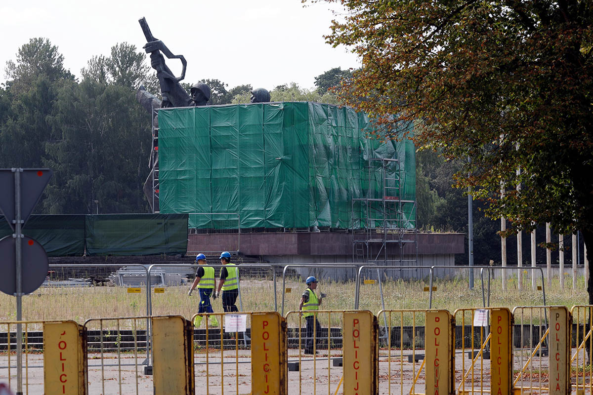 Демонтаж памятника Освободителям Риги, Латвия, 23 августа 2022 года. Фото TOMS KALNINS/EPA/Scanpix/Leta
