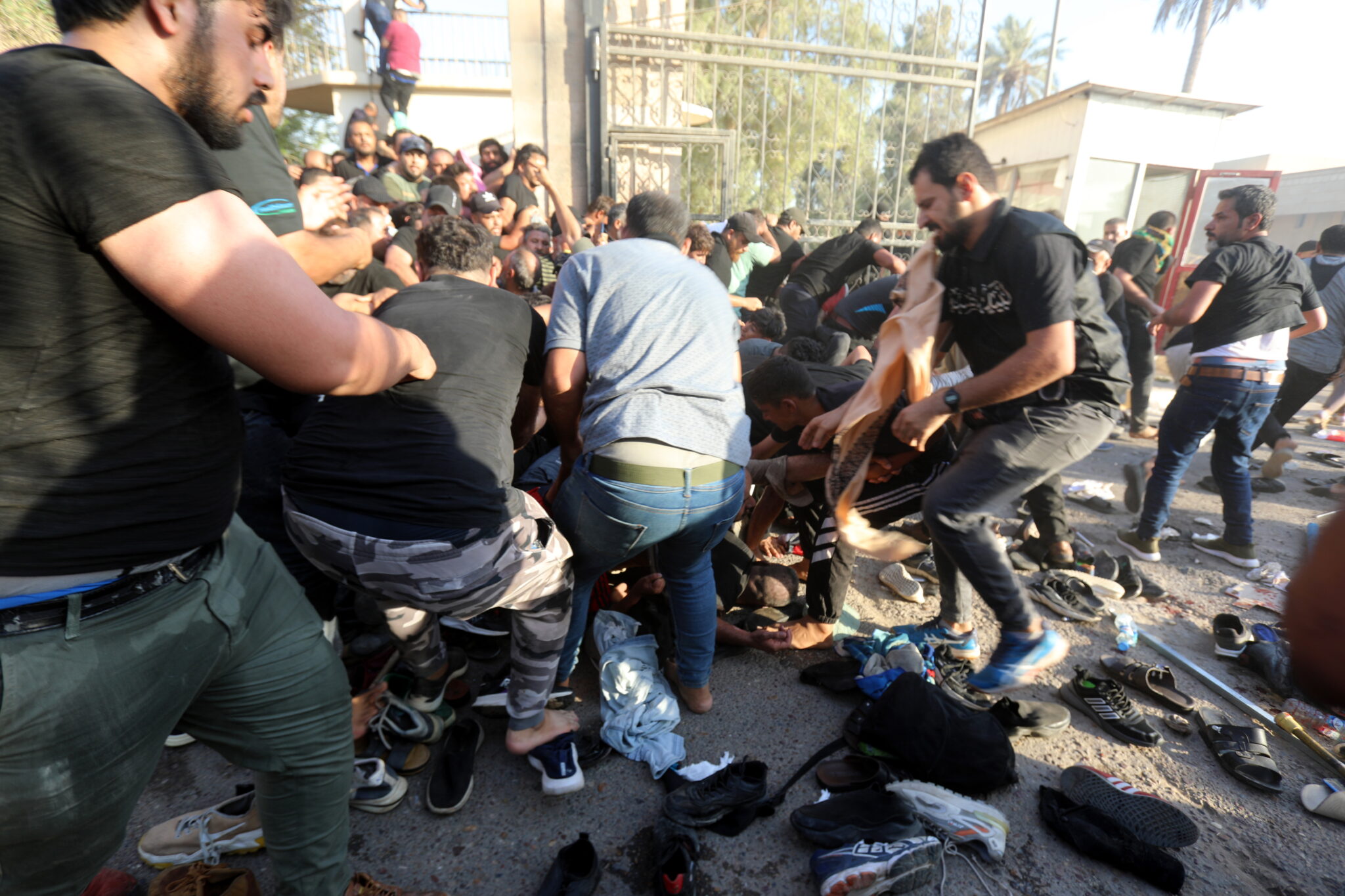 Сторонники ас-Садра штурмуют Республиканский дворец в Багдаде. Фото АООС/Ахмед Джалиль/Scanpix/LETA