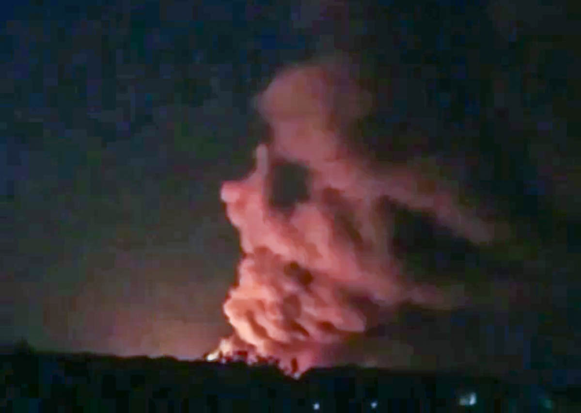 Скриншот из видео предположительного взрыва в районе аэропорта Бельбек / УНИАН.