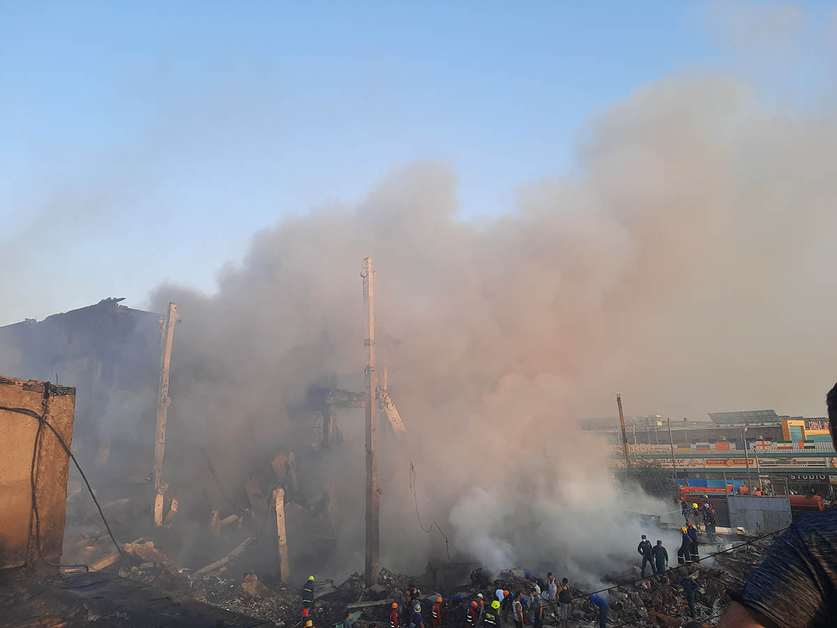 Взрыв на рынке в Ереване, 14 августа 2022 года. Тушение. Фото Spektr.press