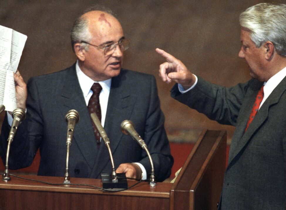 Борис Ельцин бросает вызов Михаилу Горбачеву на заседании Верховного Совета 23 августа 1991 года. Фото Vecherka Photo по лицензии Flickr