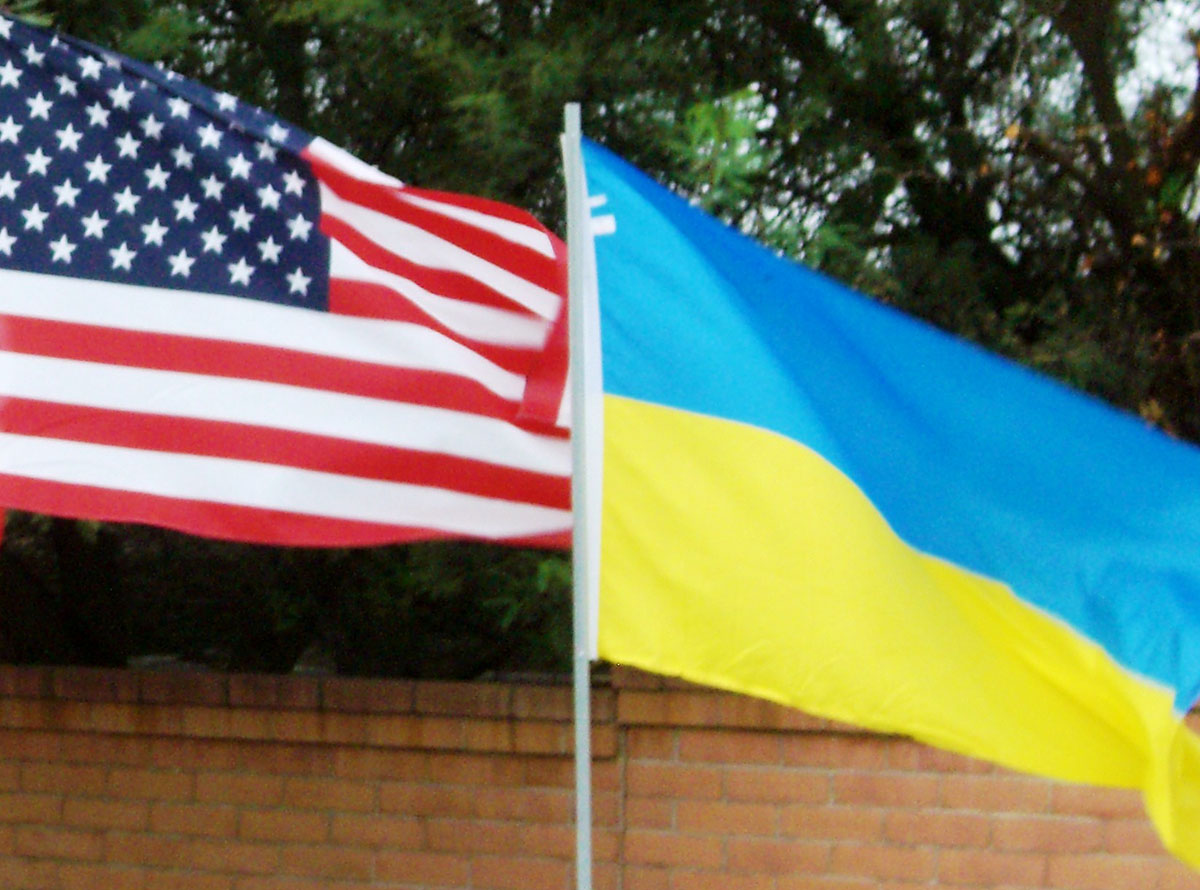 Флаги США и Украины. Фото Vladimir-911 по лицензии Flickr