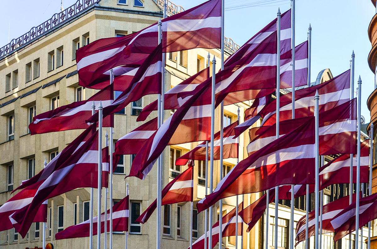 Латвийские флаги в Риге. Фото jbdodane по лицензии Flickr
