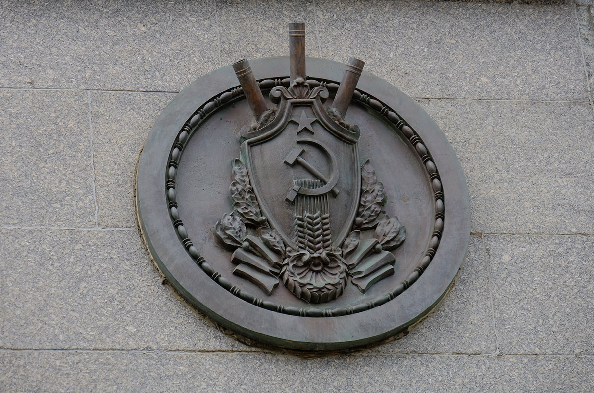 Герб КГБ СССР на здании ФСБ в Москве. Фото Enrique RG по лицензии Flickr
