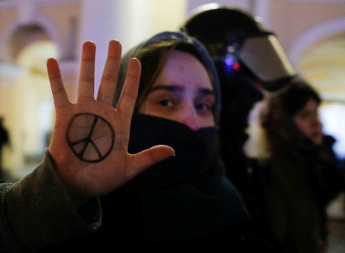 Задержание демонстранта во время антивоенной акции протеста против вторжения России в Украину в Санкт-Петербурге. Фото Stringer/REUTERS/Scanpix/Leta