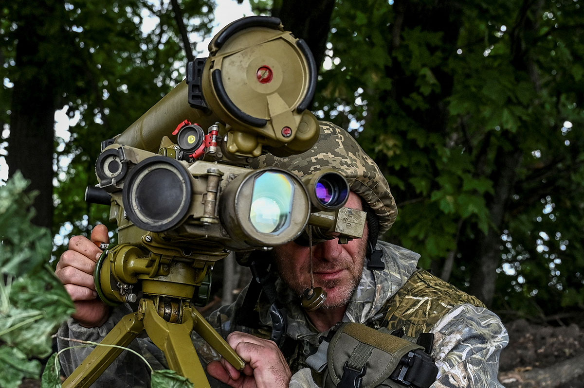 Украинский военнослужащий проверяет противотанковый гранатомет.Фото Dmytro Smolienko/REUTERS/Scanpix/Leta 