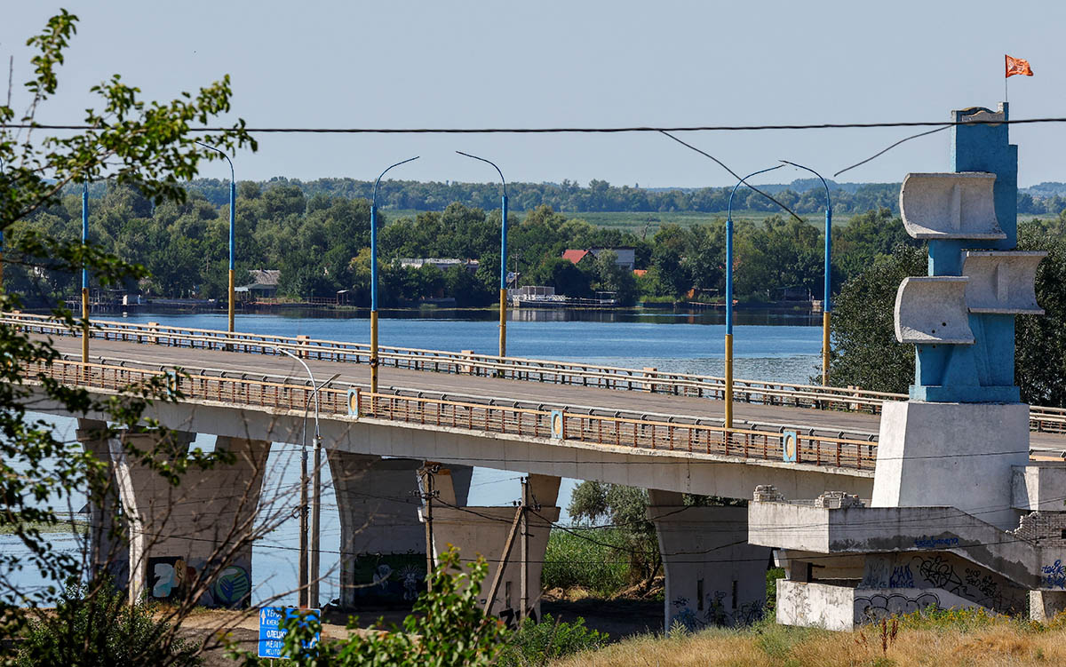 Вид на Антоновский мост в Херсоне. 27 июля 2022 года. Фото Alexander Ermochenko/REUTERS/Scanpix/LETA
