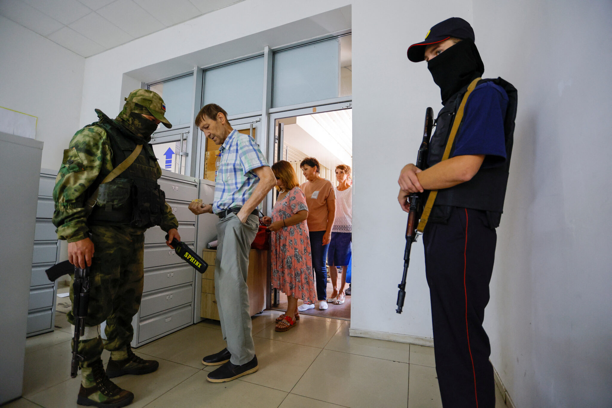 Местные жители проходят досмотр при посещении МВД для подачи документов и получения российского паспорта в городе Херсоне. Фото Alexander Ermochenko/REUTERS/Scanpix/Leta