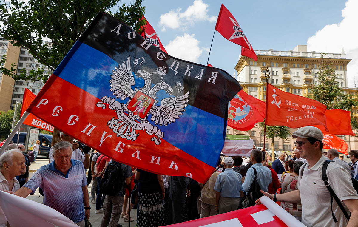 Сторонники КПРФ держат флаг самопровозглашенной Донецкой Народной Республики. Фото Maxim Shemetov/REUTERS/Scanpix/Leta