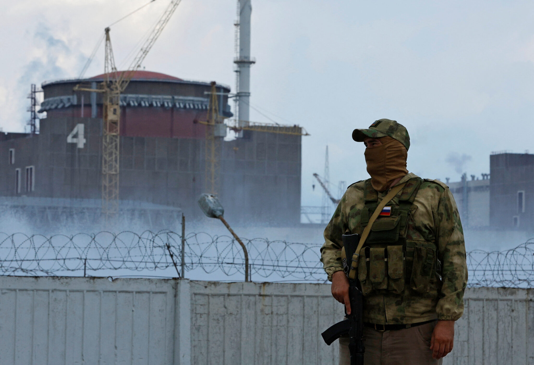 Российский солдат на фоне Запорожской АЭС, Энергодар. Фото Alexander Ermochenko/REUTERS/Scanpix/LETA