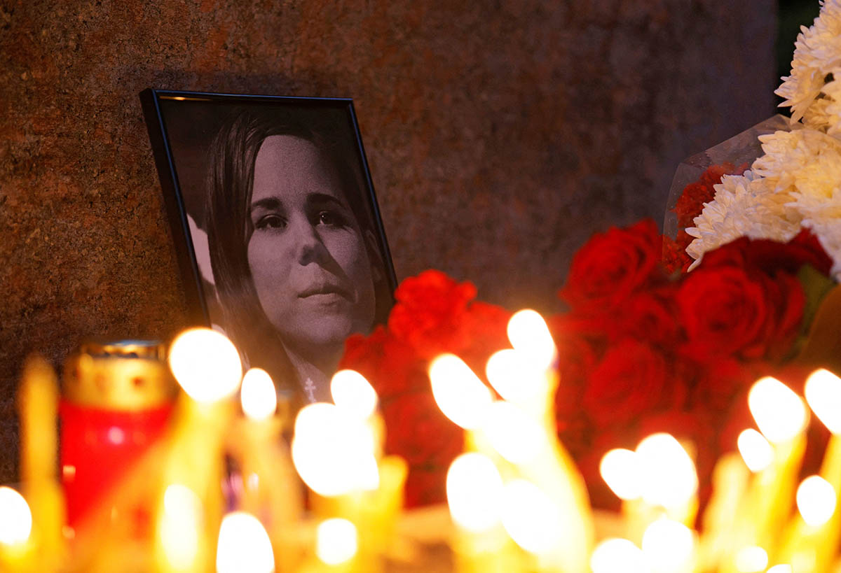 Цветы и свечи рядом с портретом Дарьи Дугиной. Фото Maxim Shemetov/REUTERS/Scanpix/Leta