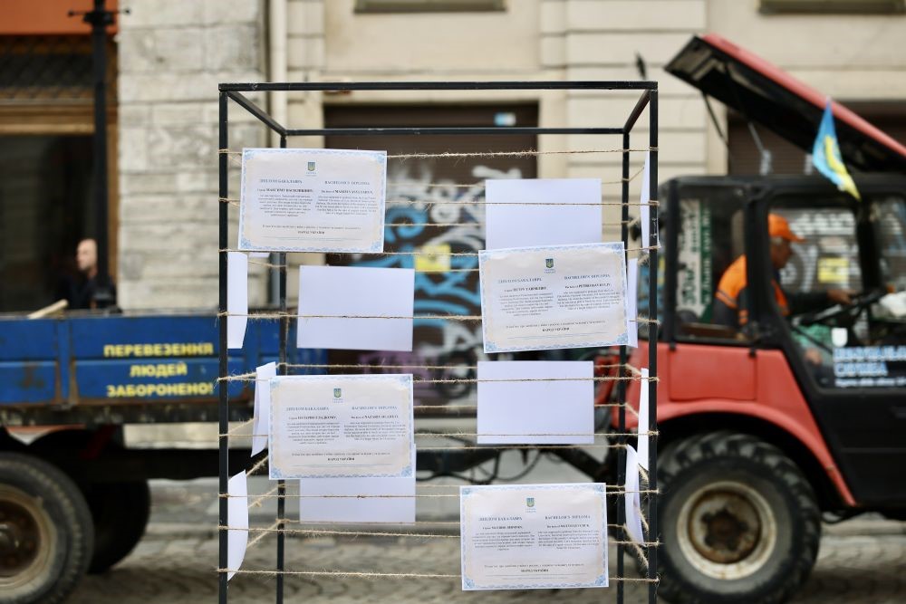 Конструкция с дипломами в память о погибших студентах во ЛЬвове. Фото пресс-служба Львовского горсовета.