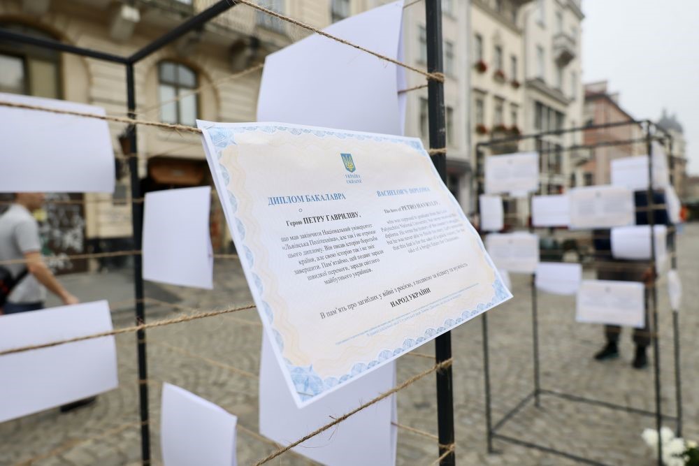 Один из дипломов, выставленных на акции во Львове. Фото пресс-служба Львовского горсовета.