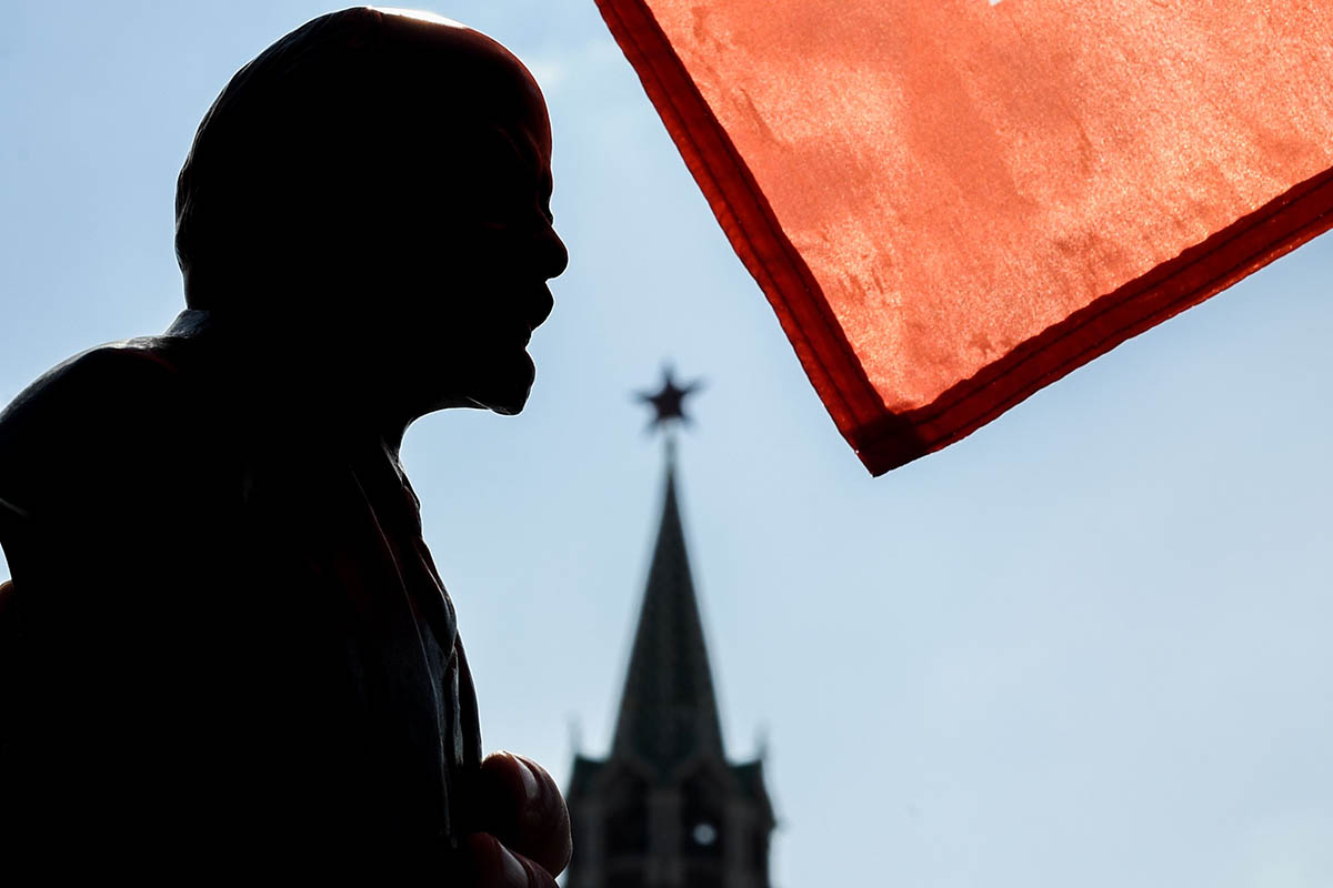 Красный флаг над бюстом Ленина. Фото Kirill KUDRYAVTSEV/AFP/Scanpix/Leta
