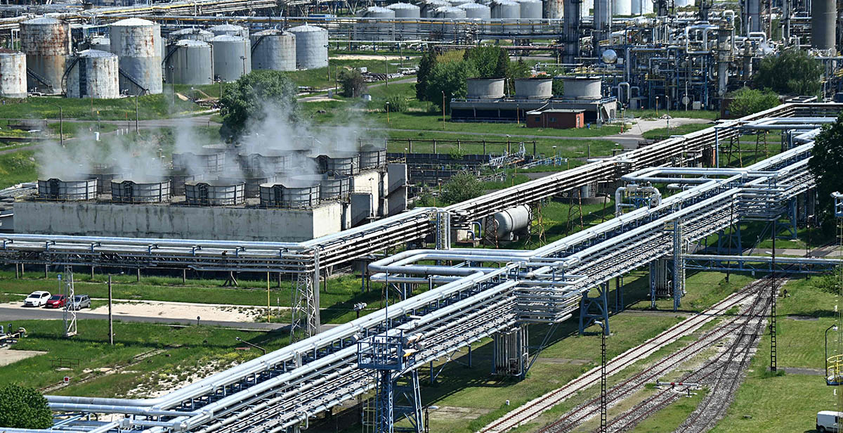 Трубопроводы Дунайского нефтеперерабатывающего завода. Фото ATTILA KISBENEDEK/AFP/Scanpix/Leta