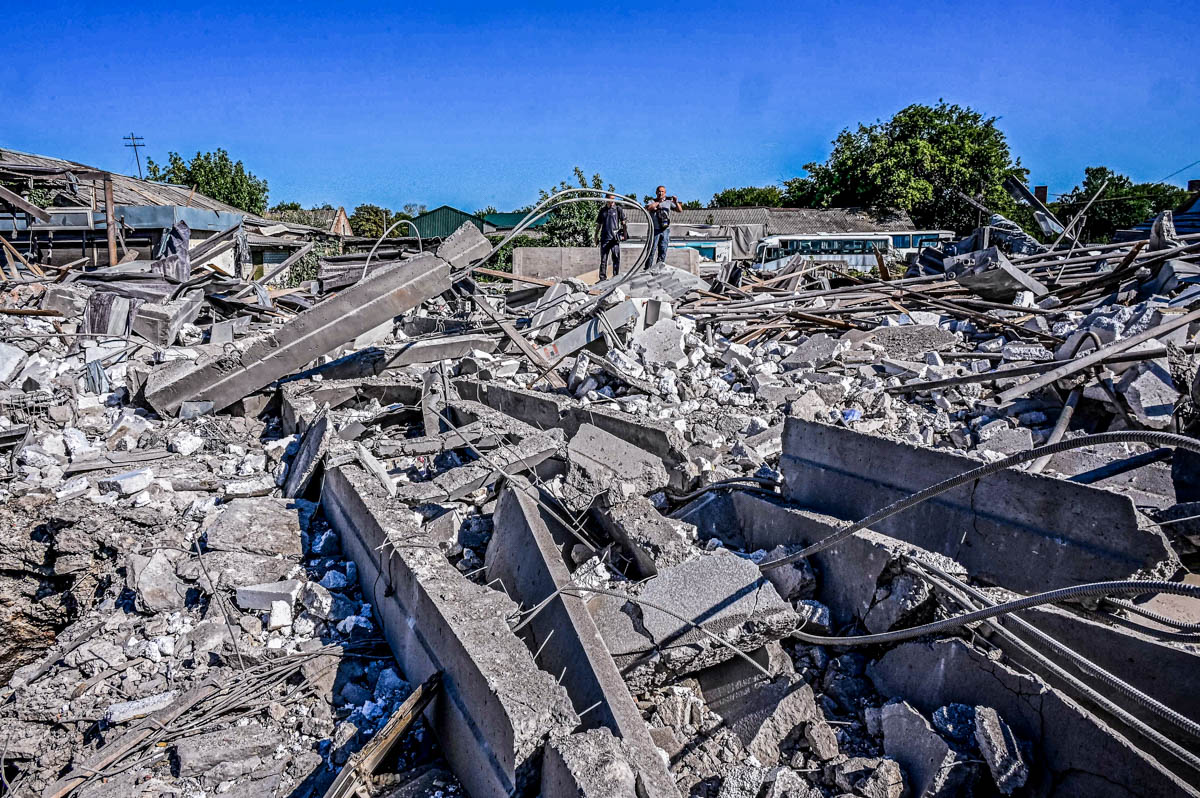 Руины мебельной фабрики после ракетного удара по Харькову 6 августа 2022 года. Фото: Сергей Бобок / AFP / Scanpix / LETA.