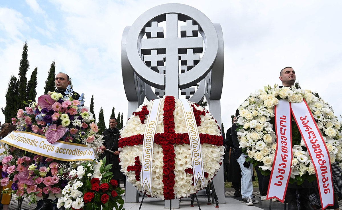 На церемонии возложения венков на кладбище в Тбилиси 8 августа 2022 года. Фото Vano SHLAMOV/AFP/Scanpix/Leta