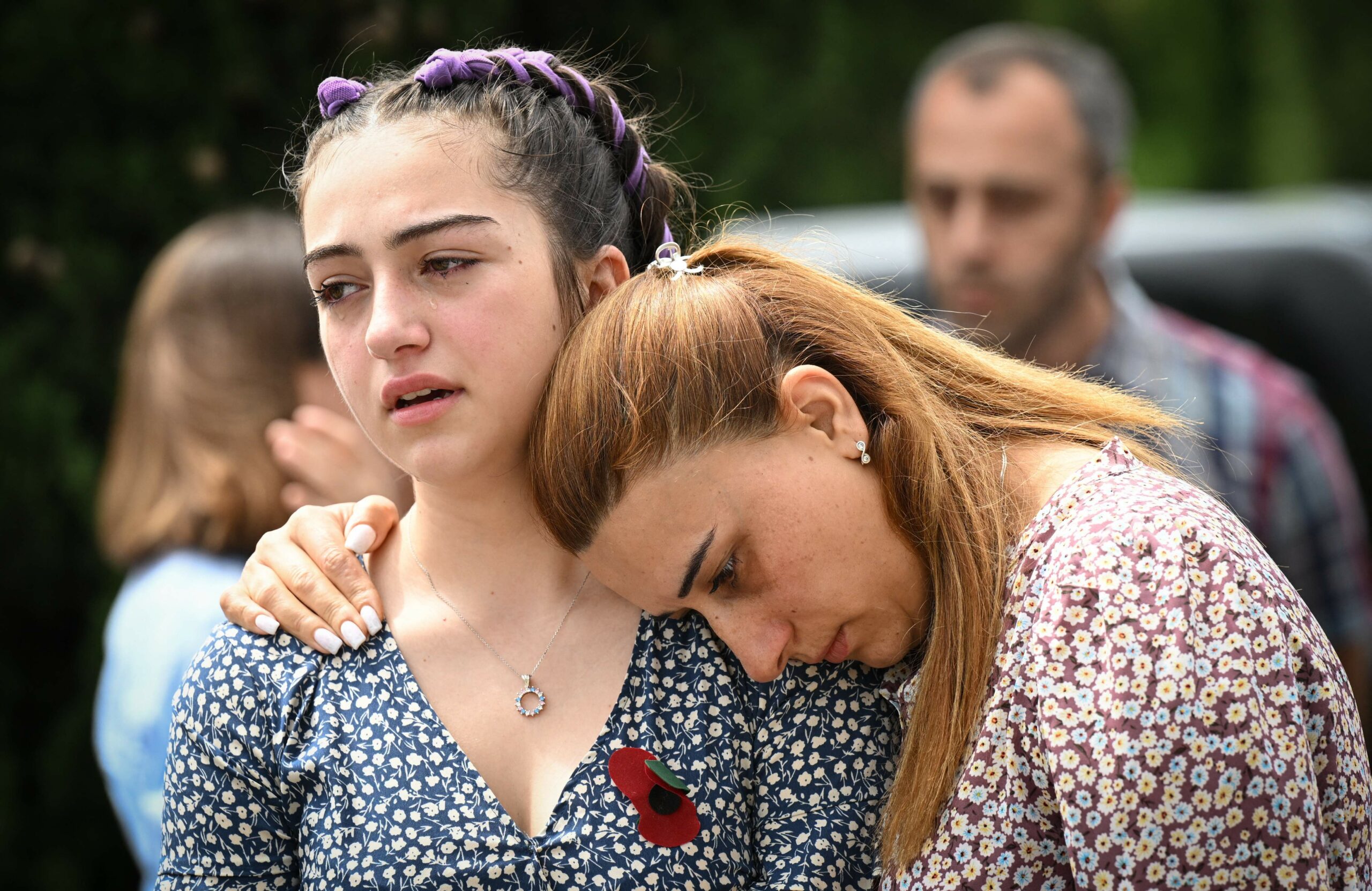 Родственники погибшего в 2008 году грузинского военного на кладбище. 8 августа 2022 года. Фото Vano SHLAMOV/AFP/Scanpix/LETA  