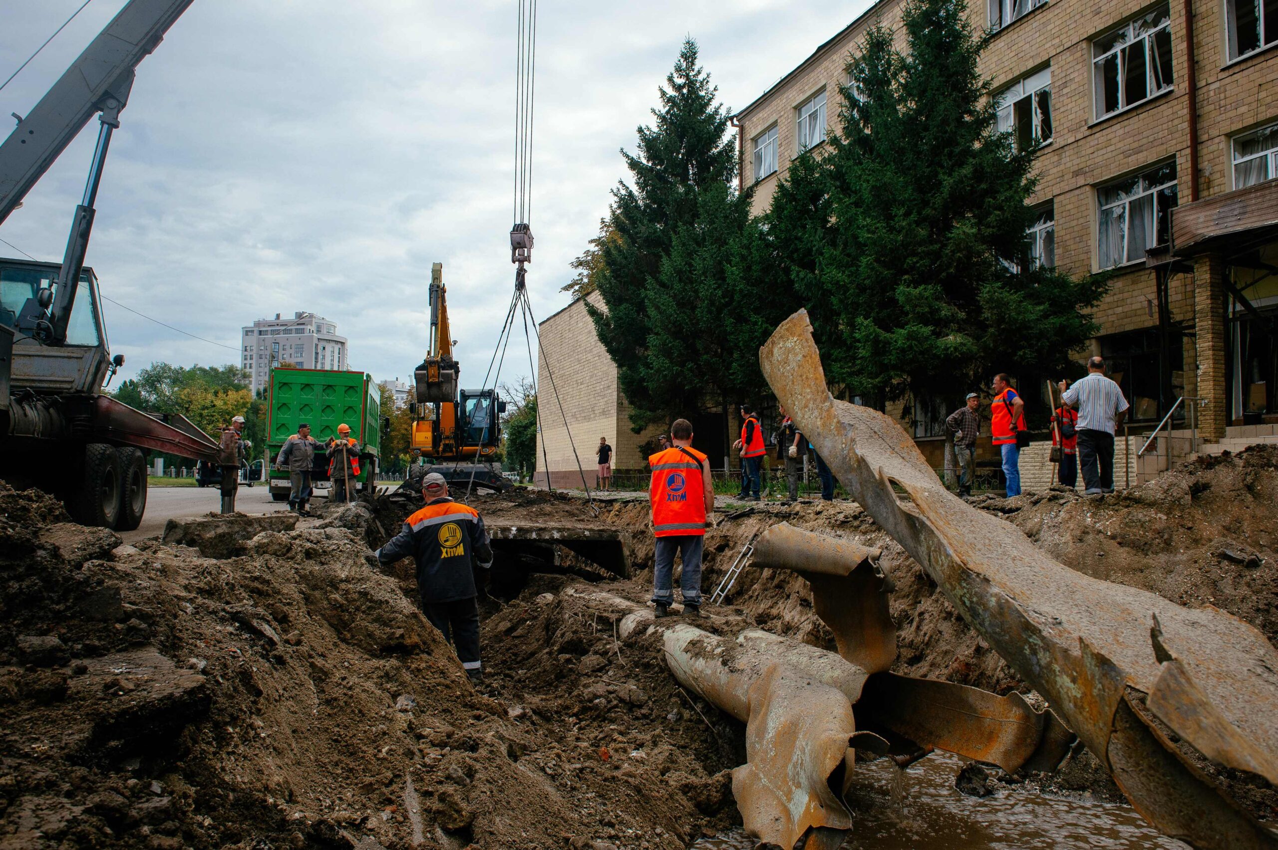Поврежденная обстрелами коммунальная инфраструктура в Харькове. 13 августа 2022 года. Фото AFP/Scanpix/LETA