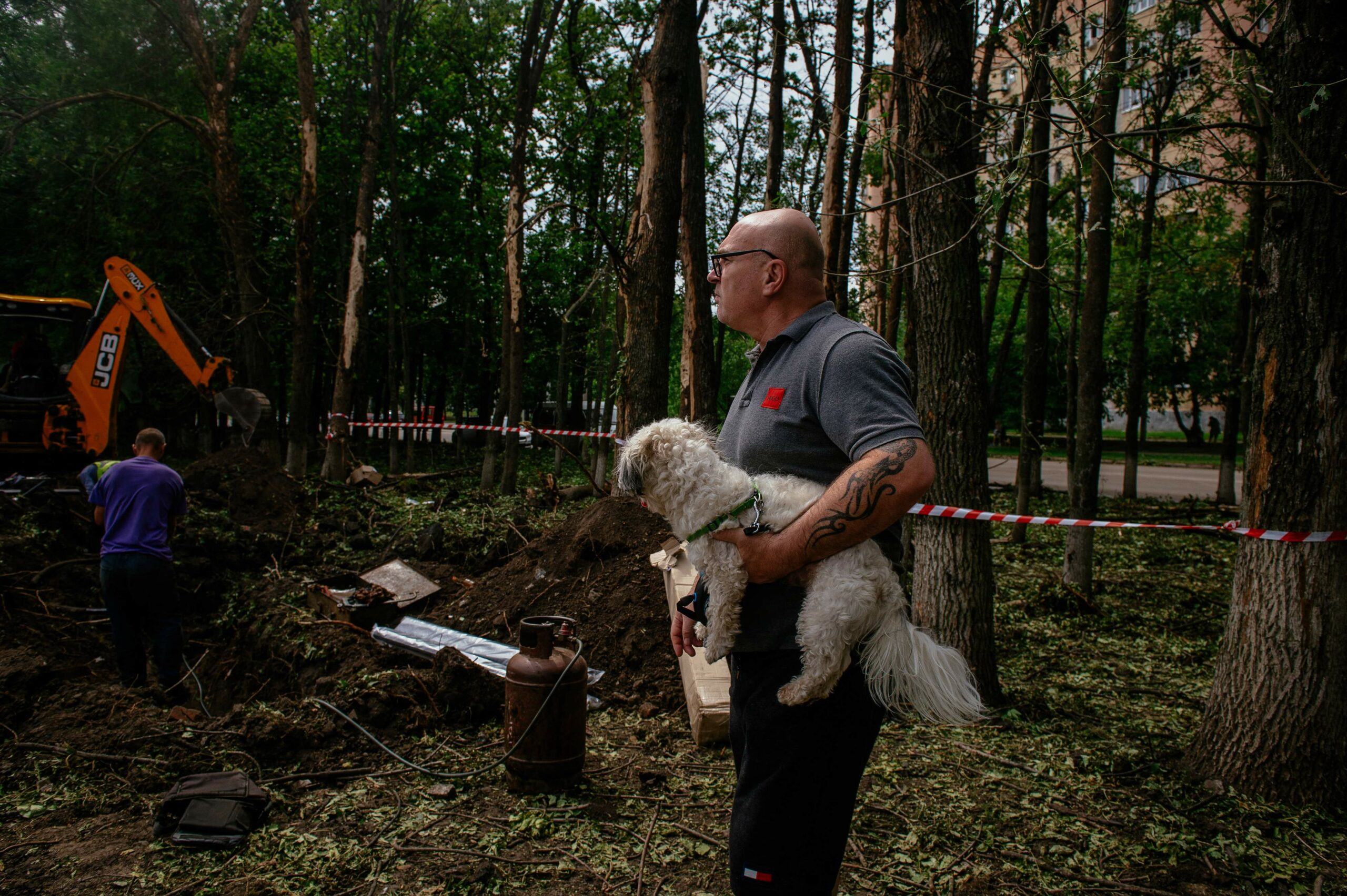 Житель Харькова с собакой. 13 августа 2022 года. Фото AFP/Scanpix/LETA