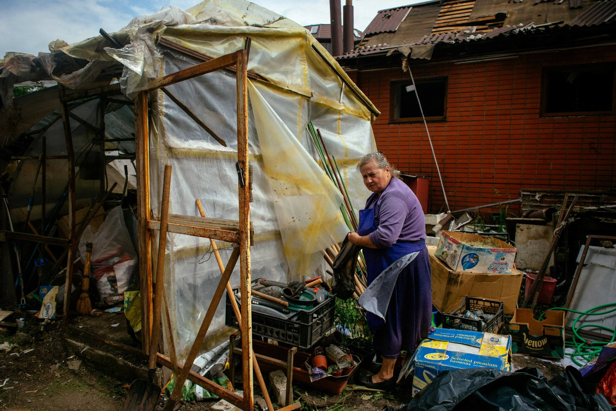 Жительница Харькова. 13 августа 2022 года. Фото AFP/Scanpix/LETA