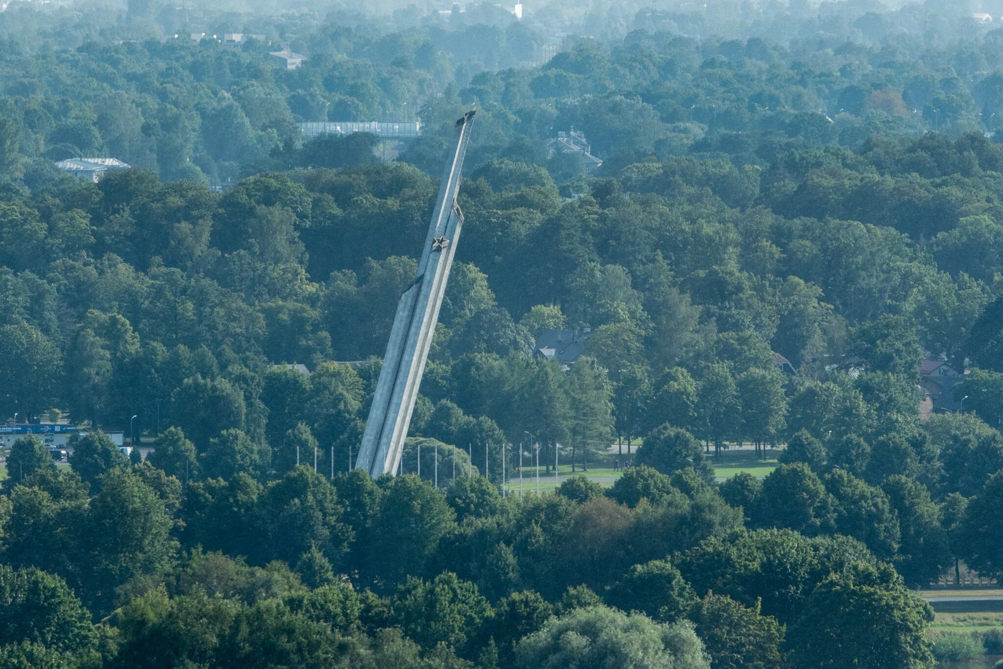Падение монумента в Риге, 25 августа 2022 года. Фото Kaspar KRAFTS/f64/ AFP/Scanpix/LETA 