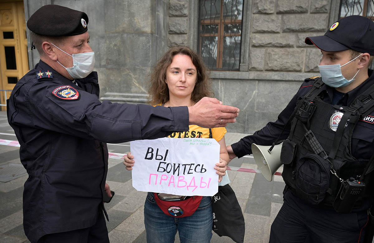Журналистка держит плакат с надписью «Вы боитесь правды». Фото Natalia Kolesnikova/AFP/Scanpix/Lenta