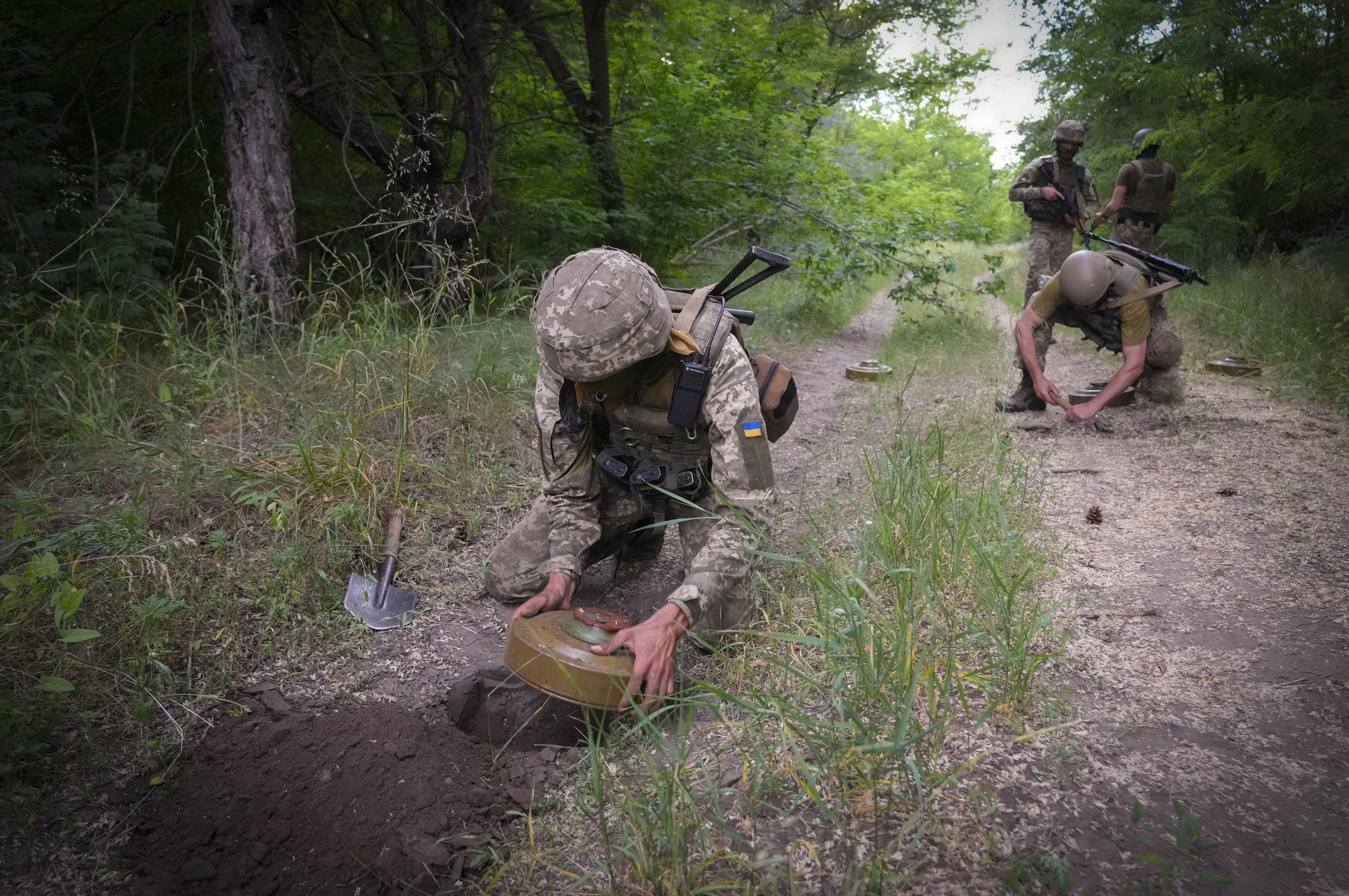 Украинские военные ставят противотанковые мины в Донецкой области. Фото AP Photo/Efrem Lukatsky/Scanpix/LETA
