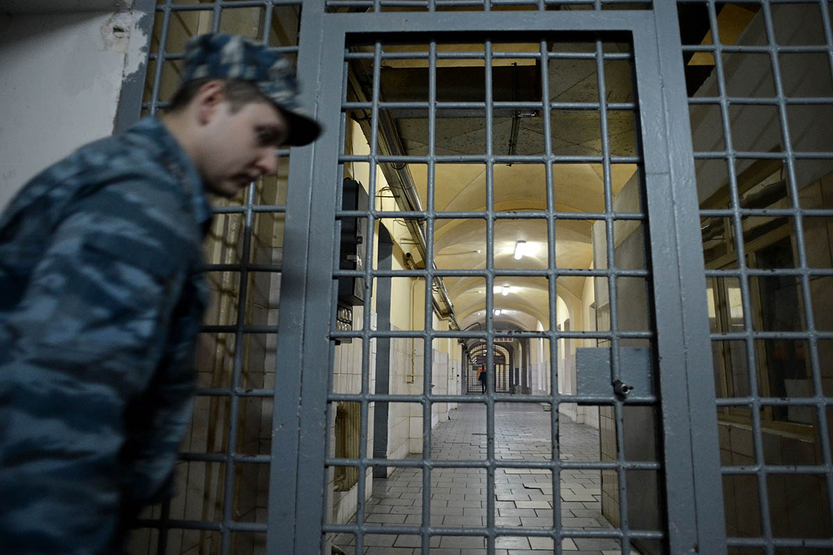 Охранник в коридоре Бутырского следственного изолятора. Фото KIRILL KUDRYAVTSEV/AFP/Scanpix/Leta