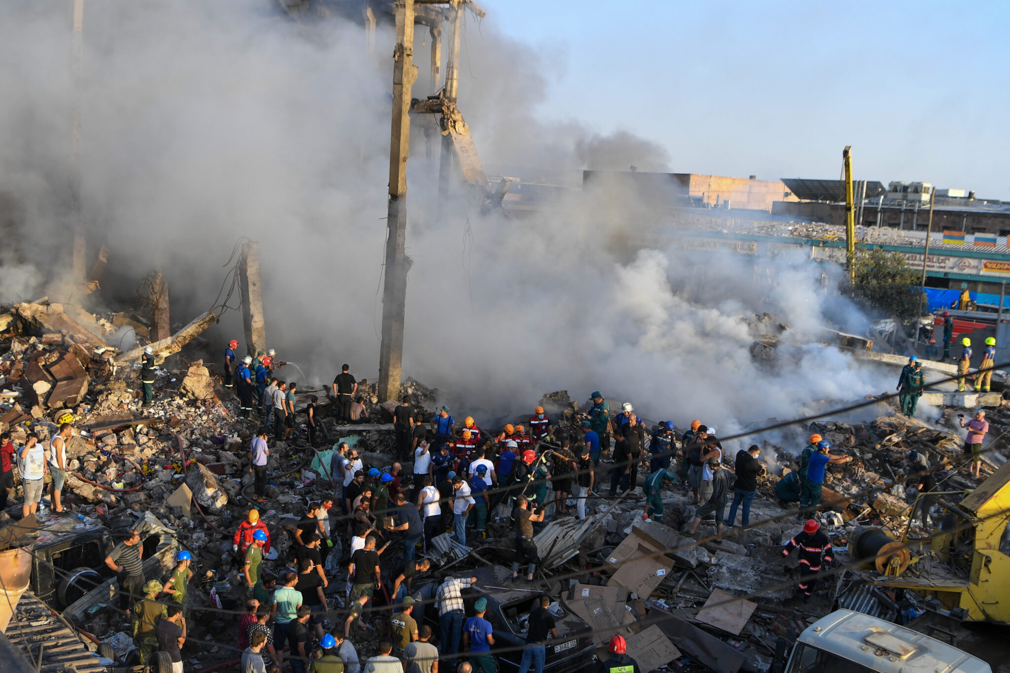 Спасатели работают на месте взрыва в Ереване. Фото Asatur Yesayants/Xinhua via ZUMA Press/Scanpix/Leta.