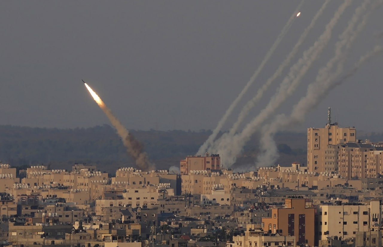 Запуск ракет из сектора Газа в сторону Израиля. Фото AP Photo/Hatem Moussa/Scanpix/Leta.