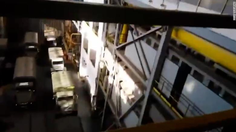 Скриншот из видеозаписи с грузовиками, предположительно, на Запорожской АЭС.