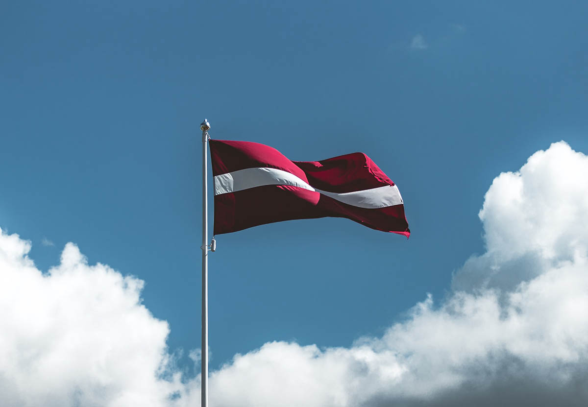 Флаг Латвии. Фото Mareks Steins по лицензии Unsplash