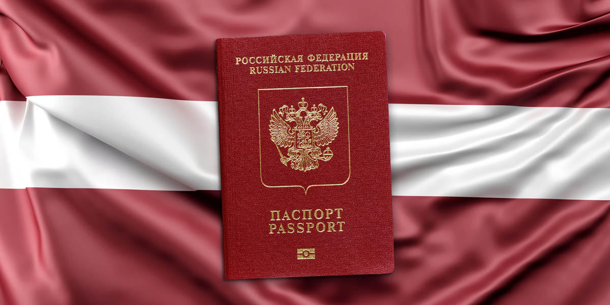 Загранпаспорт РФ на фоне флага Латвии. Фото флага по лицензии Freepik. Иллюстрация Spektr.press
