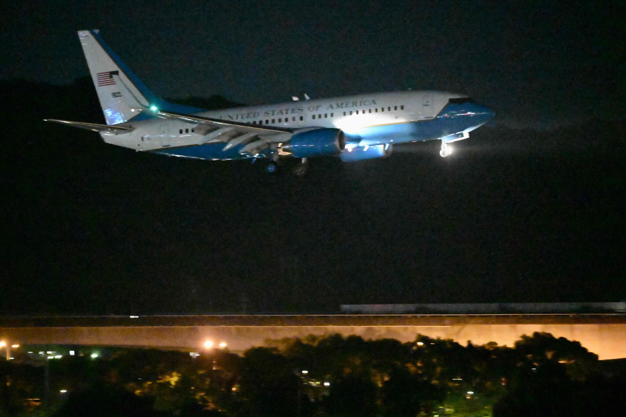 Самолет с Нэнси Пелоси на борту совершает посадку в аэропорту Тайбэя. Фото Sam Yeh / AFP / Scanpix / Leta.